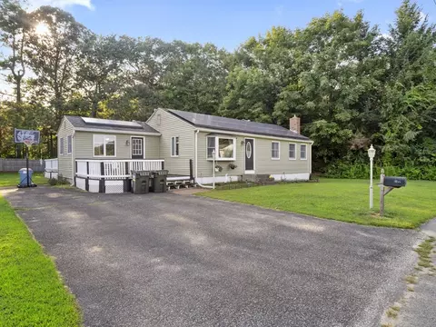 28 Holly St, Oxford, MA 01540