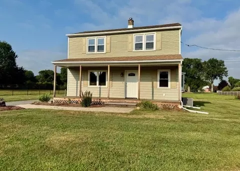 28 Meadow Ave, Agawam, MA 01001