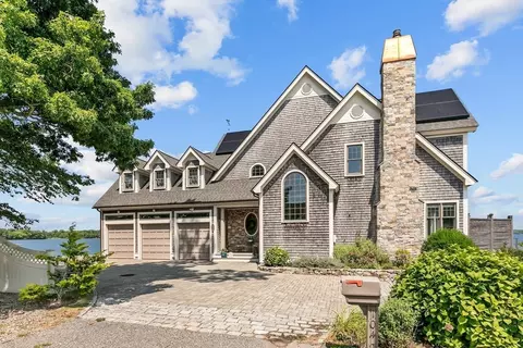 1040 Dickinson St, Fall River, MA 02721 photo 3