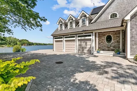 1040 Dickinson St, Fall River, MA 02721 photo 4