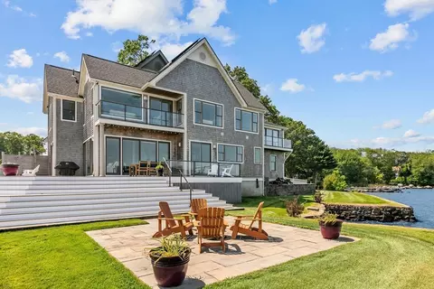 1040 Dickinson St, Fall River, MA 02721