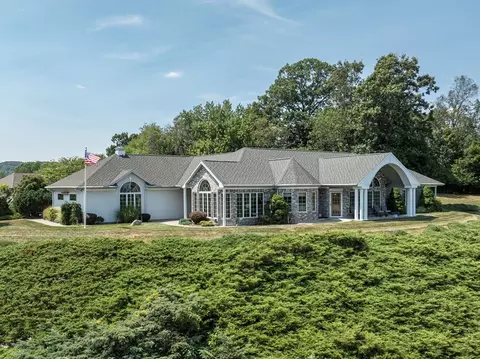 92 Juniper Ridge Dr, Feeding Hills, MA 01030