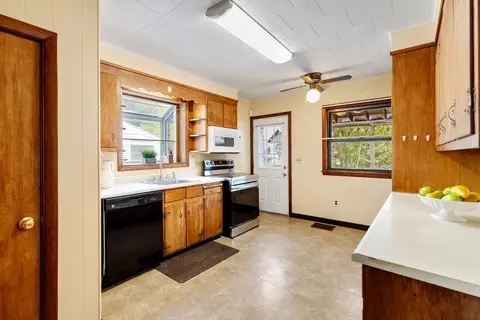 24 Endicott St, Saugus, MA 01906 photo 14