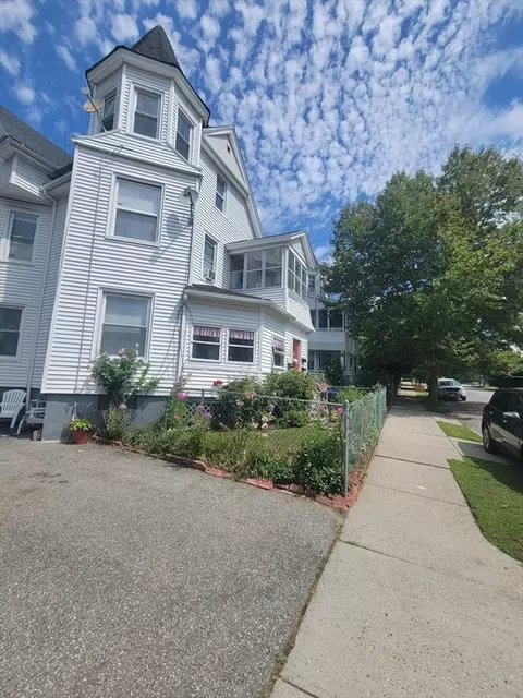 68 Waverly St, Springfield, MA 01107 photo 4