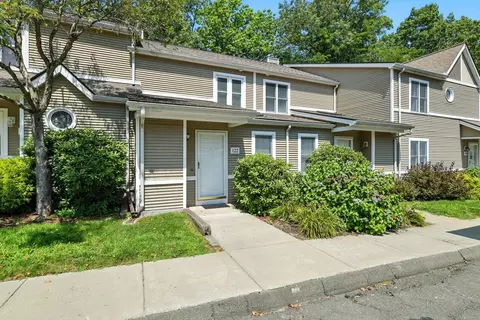 61 Abbey Memorial Dr #122, Chicopee, MA 01020