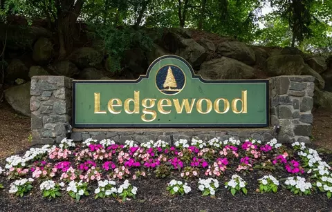 3 Ledgewood Way #6, Peabody, MA 01960