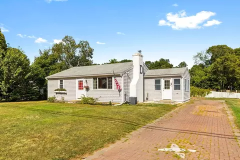 18 Antlers Shore Dr, Falmouth, MA 02536