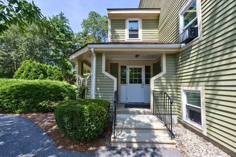 82 Heritage Dr #82, Whitinsville, MA 01588