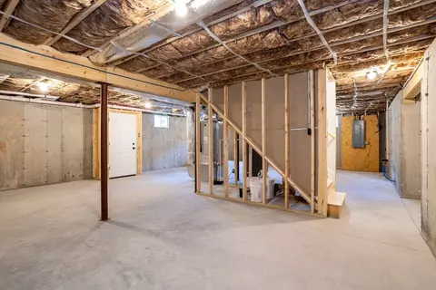 Entry Way - 65 Great Neck Rd, Wareham, MA 02571 photo 2 of 2