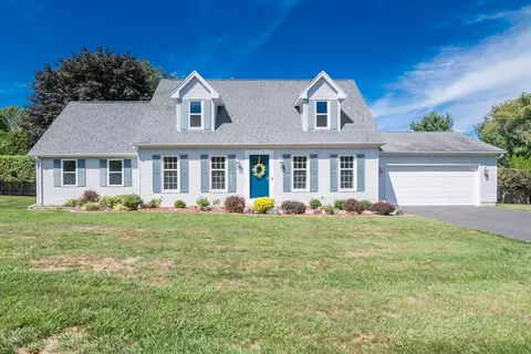 19 Hunters Greene Cir, Agawam, MA 01001