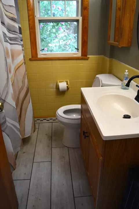Bath - 52 Exeter St, West Springfield, MA 01089 photo 1 of 2