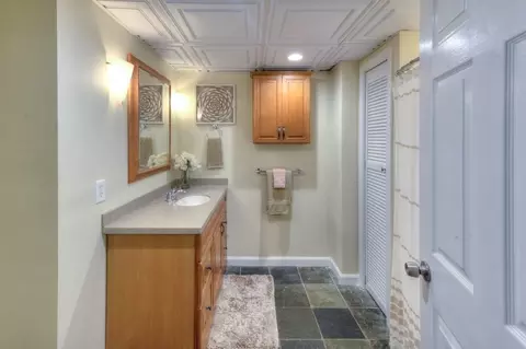 Bath - 22 Nottingham Rd, Worcester, MA 01609 photo 4 of 5