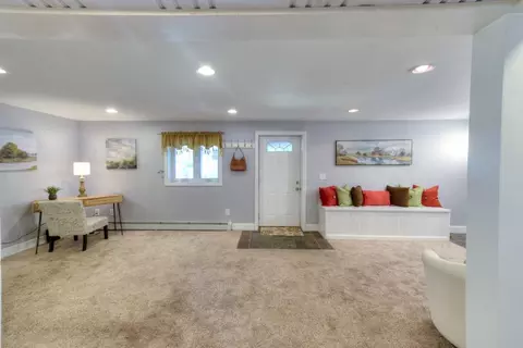 Entry Way - 22 Nottingham Rd, Worcester, MA 01609 photo 4 of 4
