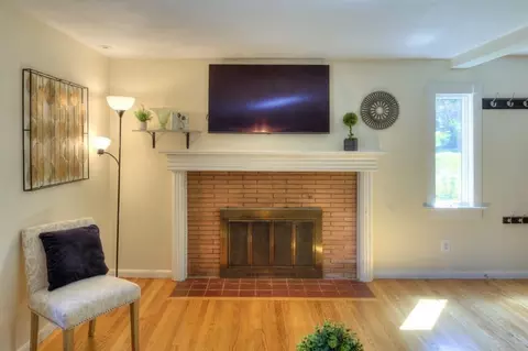 Living - 22 Nottingham Rd, Worcester, MA 01609 photo 2 of 6