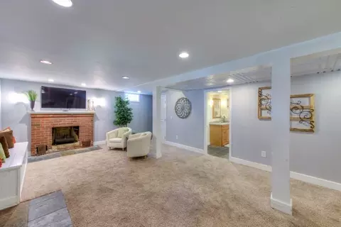 Living - 22 Nottingham Rd, Worcester, MA 01609 photo 5 of 6