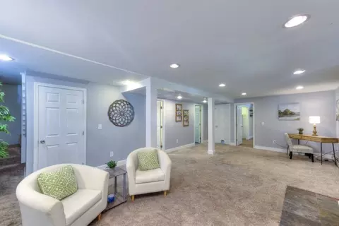 Entry Way - 22 Nottingham Rd, Worcester, MA 01609 photo 2 of 4
