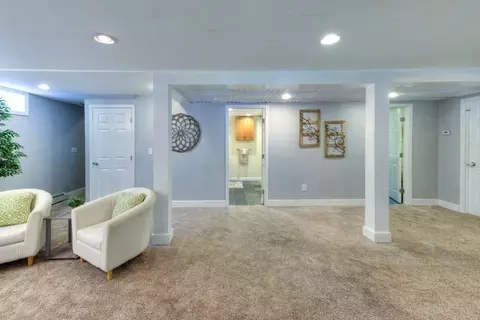 Entry Way - 22 Nottingham Rd, Worcester, MA 01609 photo 3 of 4