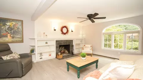Living - 488 Maple St, Franklin, MA 02038 photo 3 of 4