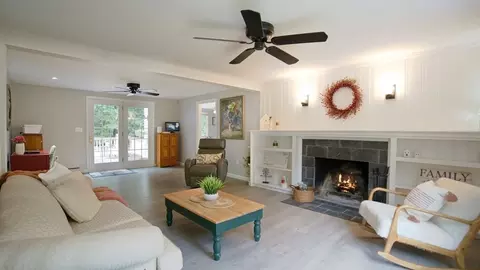 Living - 488 Maple St, Franklin, MA 02038 photo 4 of 4