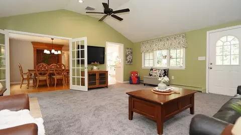 Living - 488 Maple St, Franklin, MA 02038 photo 1 of 4