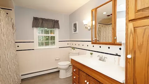 Bath - 488 Maple St, Franklin, MA 02038 photo 2 of 3