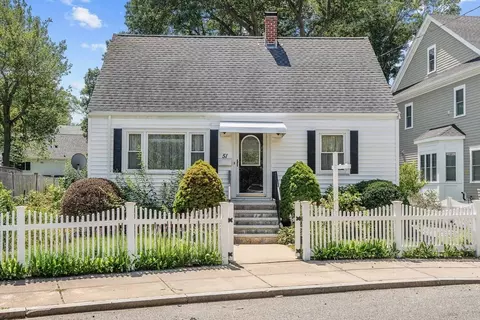 51 Ledge Hill Rd, West Roxbury, MA 02132