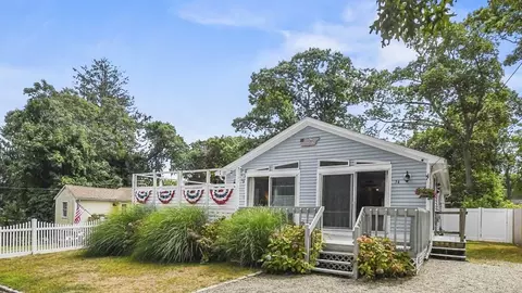 54 Hillside Ave, Falmouth, MA 02556