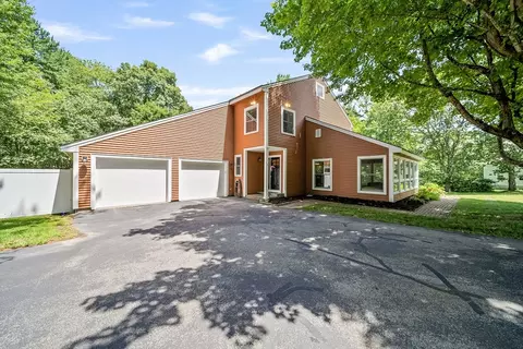 7 Moulton Dr, Londonderry, NH 03053