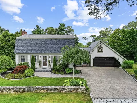 39 Pershing Ave, Acushnet, MA 02743