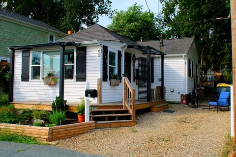 60 Barrows St, Somerset, MA 02725
