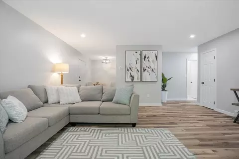 2 Chapel Hill Dr #7, Plymouth, MA 02360