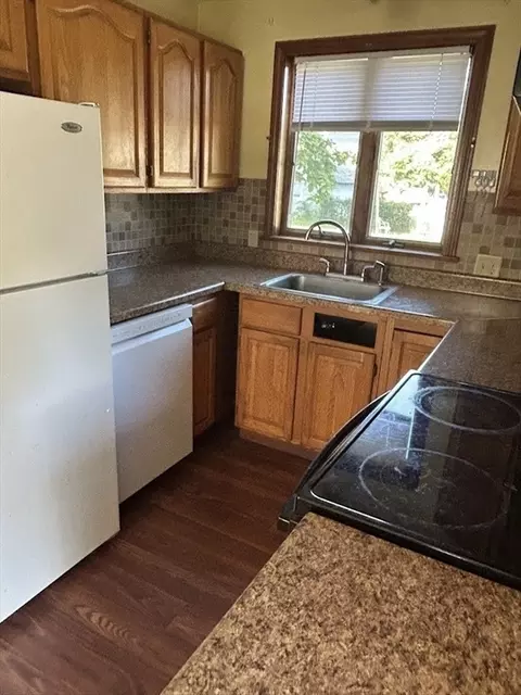 41 Pelham St, Springfield, MA 01109 photo 2