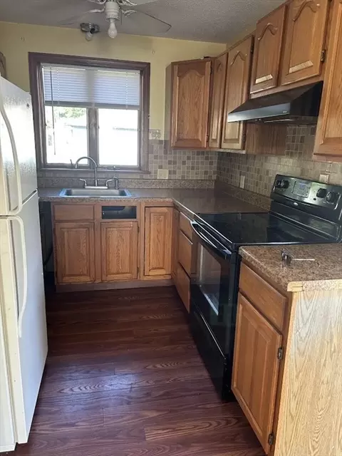 41 Pelham St, Springfield, MA 01109 photo 3