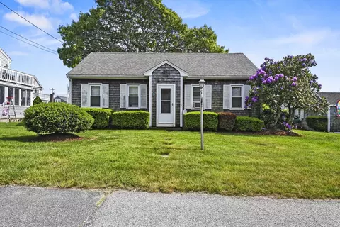 5 Massasoit St, Teaticket, MA 02536