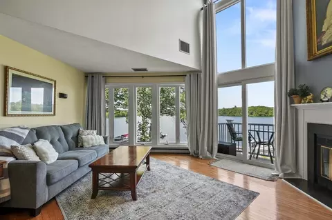Living - 39 Pointe Rok Dr #39, Worcester, MA 01604 photo 3 of 4