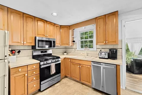 Kitchen - 17 Murphys Ln, Scituate, MA 02066 photo 3 of 4