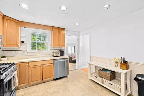 Kitchen - 17 Murphys Ln, Scituate, MA 02066 photo 4 of 4