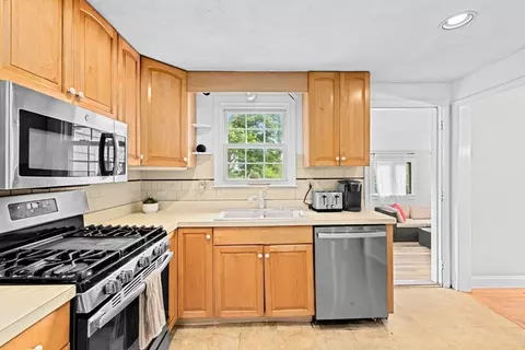 Kitchen - 17 Murphys Ln, Scituate, MA 02066 photo 2 of 4