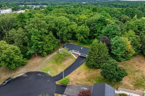 21 Country Club Dr, Franklin, MA 02038