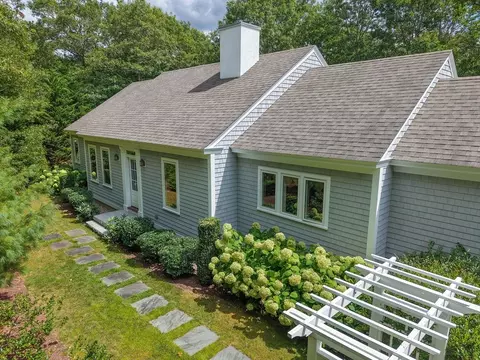 36 Coonamessett Cir, Falmouth, MA 02536