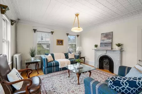 65 Bromfield St, Newburyport, MA 01950