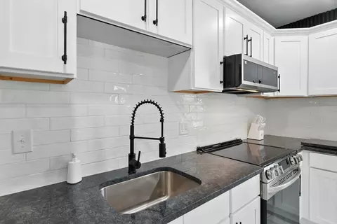 25 Dawes St, Springfield, MA 01109 photo 3