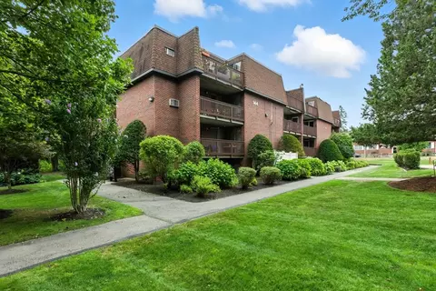 144 Kenrick St #32, Boston, MA 02135