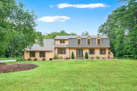 4 Highmoor Dr, Wilbraham, MA 01095
