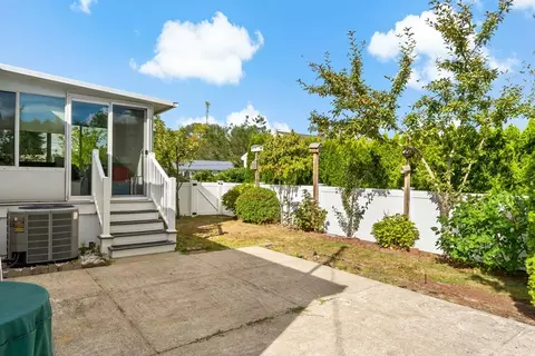 77 Crestwood St, Fall River, MA 02720 photo 4