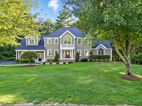 51 Stonegate Dr, East Bridgewater, MA 02333