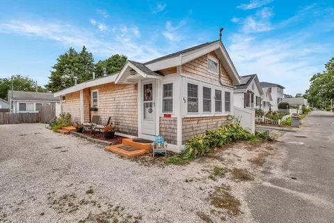 45 Pleasant St, Wareham, MA 02571