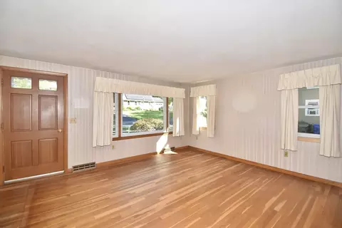 Living - 131 Endicott St, Springfield, MA 01118 photo 1 of 4