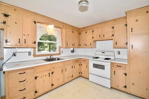 Kitchen - 131 Endicott St, Springfield, MA 01118 photo 2 of 5