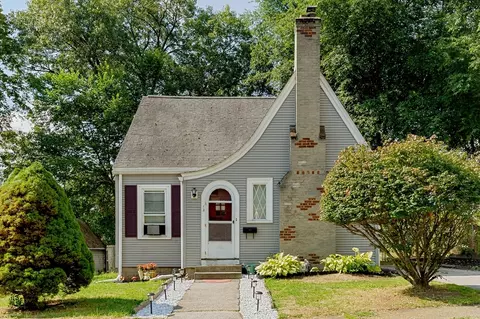 12 Friedel St, Worcester, MA 01603